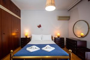 Ένα ή περισσότερα κρεβάτια σε δωμάτιο στο Hector's Flisvos Apartment