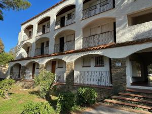 ein Gebäude mit Balkon auf der Seite in der Unterkunft CYEL CATALAN in Argelès-sur-Mer