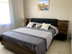 una camera da letto con un grande letto con due cuscini di Agréable appartement vue mer a Les Issambres