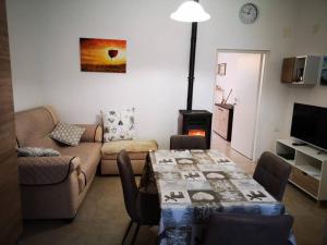 ein Wohnzimmer mit einem Sofa und einem Tisch in der Unterkunft La Casa Vacanze di Bea in Venturina Terme
