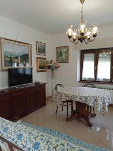 a living room with a table and a tv at A CASA DI MATTEO in Brugnato