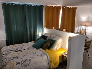 1 dormitorio con 1 cama grande y cortinas verdes en Sixième Sens - 1828 