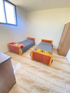 Zimmer mit 2 Betten in einem Zimmer in der Unterkunft Omar home in Madaba