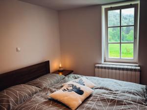 - une chambre avec un lit et 2 oreillers dans l'établissement Apartments Mala Korita Soče, à Vallée de la Soča