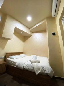 Rúm í herbergi á Domino Yerevan Hostel And Hotel