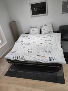 LouvresSmart house airport CDG, Astérix的一张带白色棉被的床,上面写着