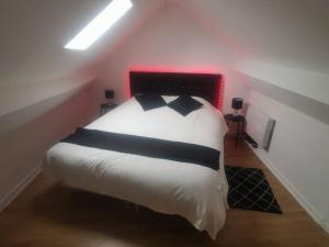 Smart house airport CDG, Astérix في Louvres: غرفة نوم بسرير كبير مع اللوح الأمامي الأحمر