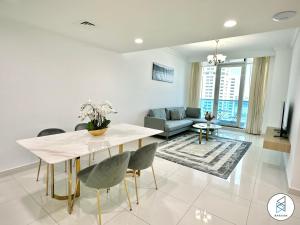 uma sala de estar com uma mesa e um sofá em Apartments at Business Bay by Bhavan Vacation Homes no Dubai