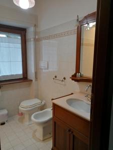 a bathroom with a sink and a toilet and a mirror at A CASA DI MATTEO in Brugnato