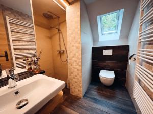 La salle de bains est pourvue d'un lavabo et de toilettes. dans l'établissement Apartments Mala Korita Soče, à Vallée de la Soča