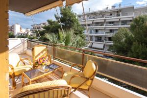 En balkon eller terrasse på Hector's Flisvos Apartment