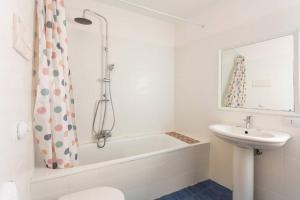 A bathroom at Casa Calderai art and design