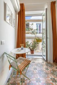 - un salon avec une table et une fenêtre dans l'établissement Casa Calderai art and design, à Palerme