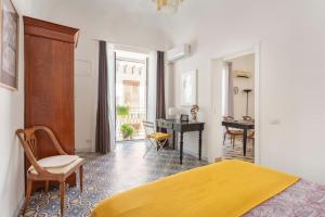 A seating area at Casa Calderai art and design