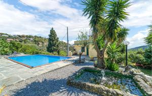 una piscina en un patio con una palmera en Amazing Home In Noli With Private Swimming Pool, Can Be Inside Or Outside en Noli