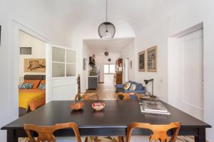 A seating area at Casa Calderai art and design