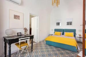 A bed or beds in a room at Casa Calderai art and design