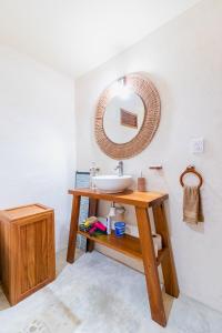 a bathroom with a sink and a mirror at Casita con cama King, tina de baño, A/A y Netflix in Bacalar