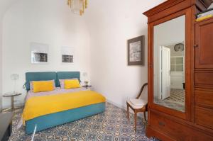 - une chambre avec un lit et un grand miroir dans l'établissement Casa Calderai art and design, à Palerme