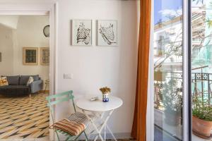 Cette chambre comprend une table et une chaise. dans l'établissement Casa Calderai art and design, à Palerme