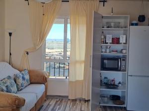 salon z kanapą i dużym oknem w obiekcie Apartamento CANELA w mieście Isla Canela