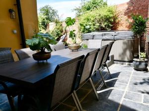 einen Tisch und Stühle auf einer Terrasse mit Pflanzen in der Unterkunft Contractors Deluxe Essex Short Stay House In Saffron Walden Near Cambridge in Saffron Walden