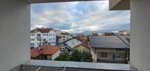 einen Blick aus dem Fenster einer Stadt mit Gebäuden in der Unterkunft AL Apartments 02 in Prizren