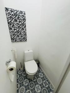 La salle de bains est pourvue de toilettes et d'une photo murale. dans l'établissement MEXY apartment, à Košice
