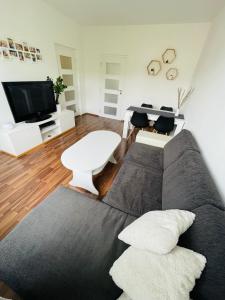 - un salon avec un canapé et une télévision dans l'établissement MEXY apartment, à Košice