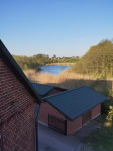 BysławekLas Palmas的建筑屋顶上的一组太阳能电池板