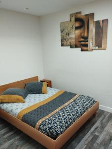 1 dormitorio con 1 cama en una habitación en Maison classée 2 étoiles en plein cœur de Margaux en Margaux