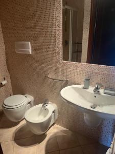 ein Bad mit einem WC und einem Waschbecken in der Unterkunft Monolocale Cala Reale in Marinella