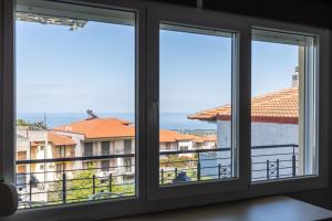 ventana con vistas a un edificio en Mar y Montaña Apartments Litochoro, en Litóchoron