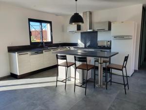 Η κουζίνα ή μικρή κουζίνα στο Villa de vacances avec piscine