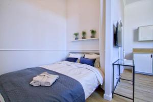 une chambre avec un lit avec deux serviettes dessus dans l'établissement Ottimo Apartamenty Jagiellońska, à Bydgoszcz 44 autres photos