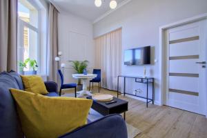 un salon avec un canapé et une table dans l'établissement Ottimo Apartamenty Jagiellońska, à Bydgoszcz