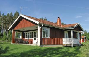 una pequeña casa con techo rojo en Beautiful home in Vittaryd with 3 Bedrooms and WiFi, en Kvänarp