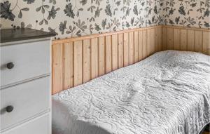 Dormitorio pequeño con cama y vestidor en Beautiful home in Vittaryd with 3 Bedrooms and WiFi, en Kvänarp