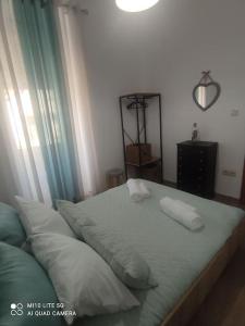 ein Bett mit zwei Kissen darauf in einem Schlafzimmer in der Unterkunft Casa do Trovão - Douro in Peso da Régua