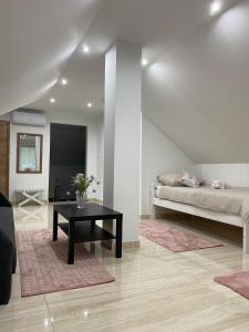 een woonkamer met een bed en een tafel bij Apartma Azurre in Postojna