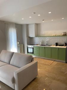 uma sala de estar com um sofá e uma cozinha em Theta Θ2 Luxury Apartment's em Tessalônica