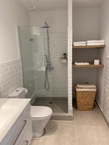 uma casa de banho com um WC e uma cabina de duche em vidro. em Theta Θ2 Luxury Apartment's em Tessalônica