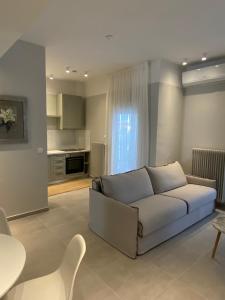 un soggiorno con divano e una cucina di Theta Θ2 Luxury Apartment's a Salonicco
