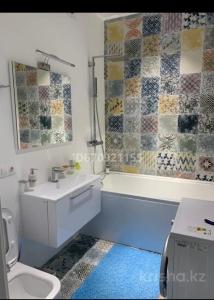 une salle de bain avec toilettes, lavabo et baignoire dans l'établissement Уютная квартира на набережной!, à Astana