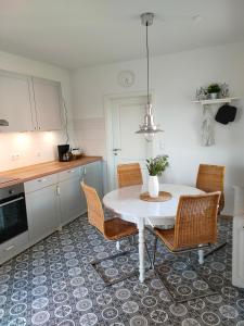 Kuchyň nebo kuchyňský kout v ubytování Ferienwohnung Ella in Ostfriesland