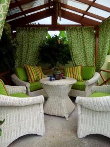 奧喬里奧斯的住宿－The Exoria Cottage，庭院里摆放着一组藤椅和桌子