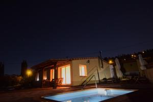 蓬塔戈爾達的住宿－Casa Florita，一座小房子,晚上设有游泳池
