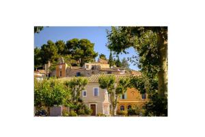 a group of houses on a hill with trees at Maison de village 150 M2 au calme climatisée, piscine in Rasteau