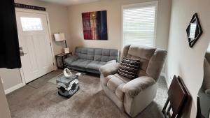 Posezení v ubytování GREAT Little Guest Suite with Private Entry & Deck! Pet Friendly & 30 Mins to Nashville!