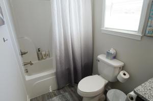 Koupelna v ubytování GREAT Little Guest Suite with Private Entry & Deck! Pet Friendly & 30 Mins to Nashville!